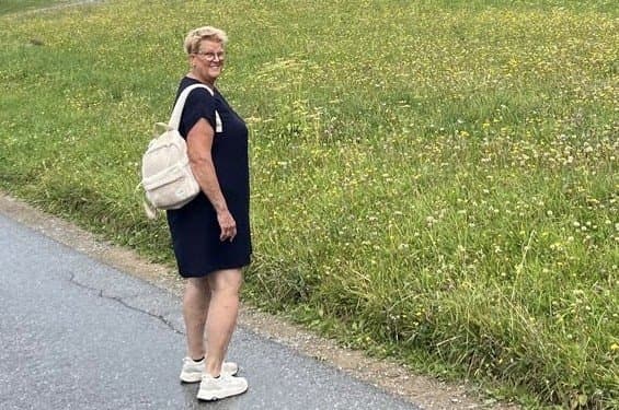 Lilian van praktijk Bij Lilian, buiten bij een weide vol margrieten